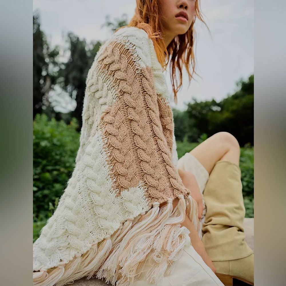 New Free People Revelry Cable Knit Fringe Poncho Beige and White 👠